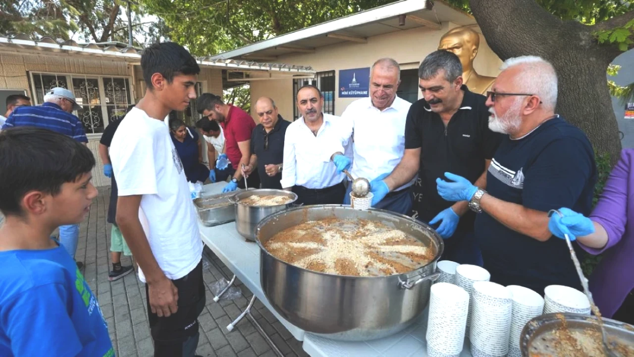 Gaziemir Belediyesi'nden Geleneksel Aşure İkramı! Katılmayı Unutmayın!